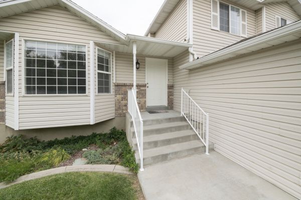 Cost of White Vinyl Siding Replacement in Findlay